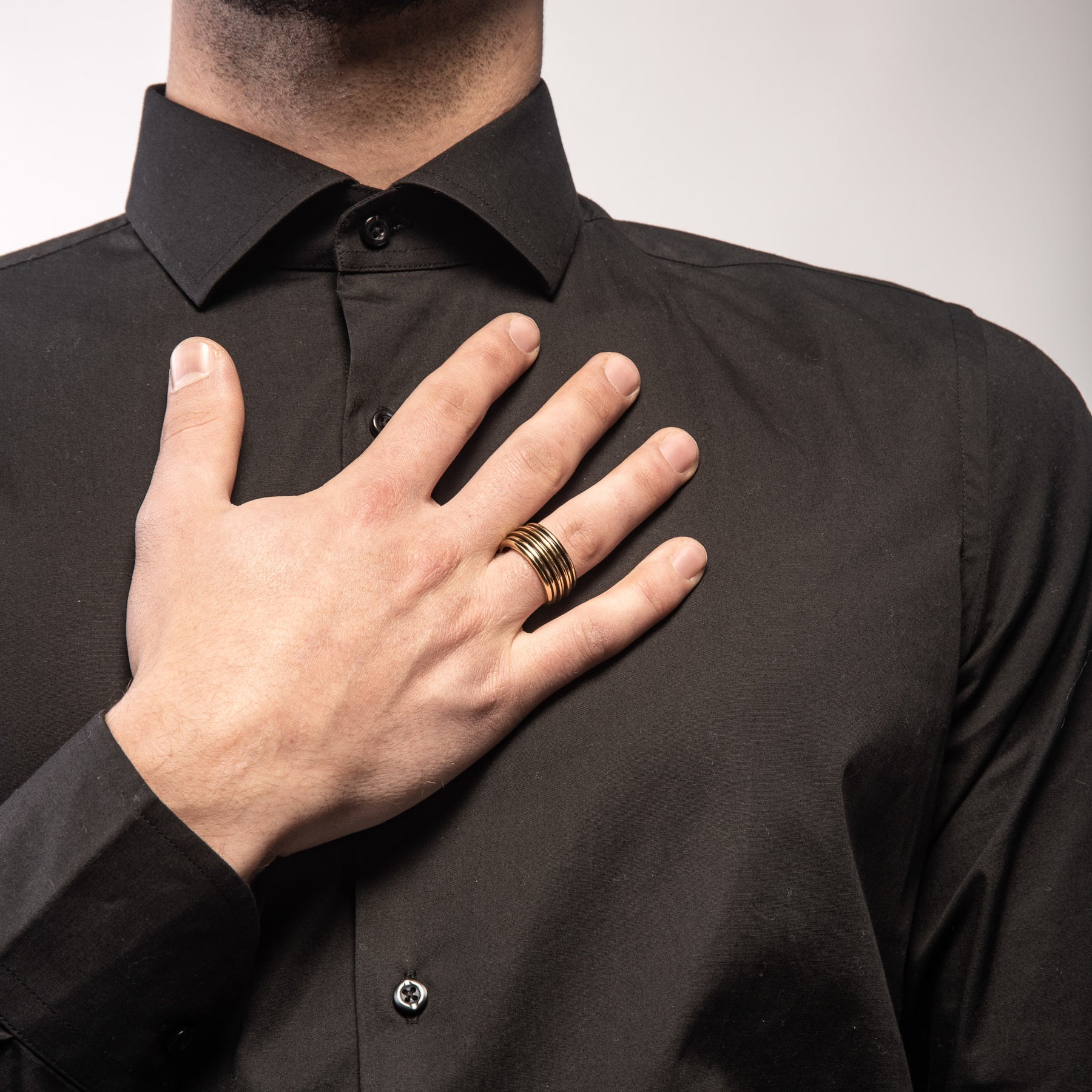 ACIES Anello in oro giallo 18 carati con vermeil lucido e smalto nero