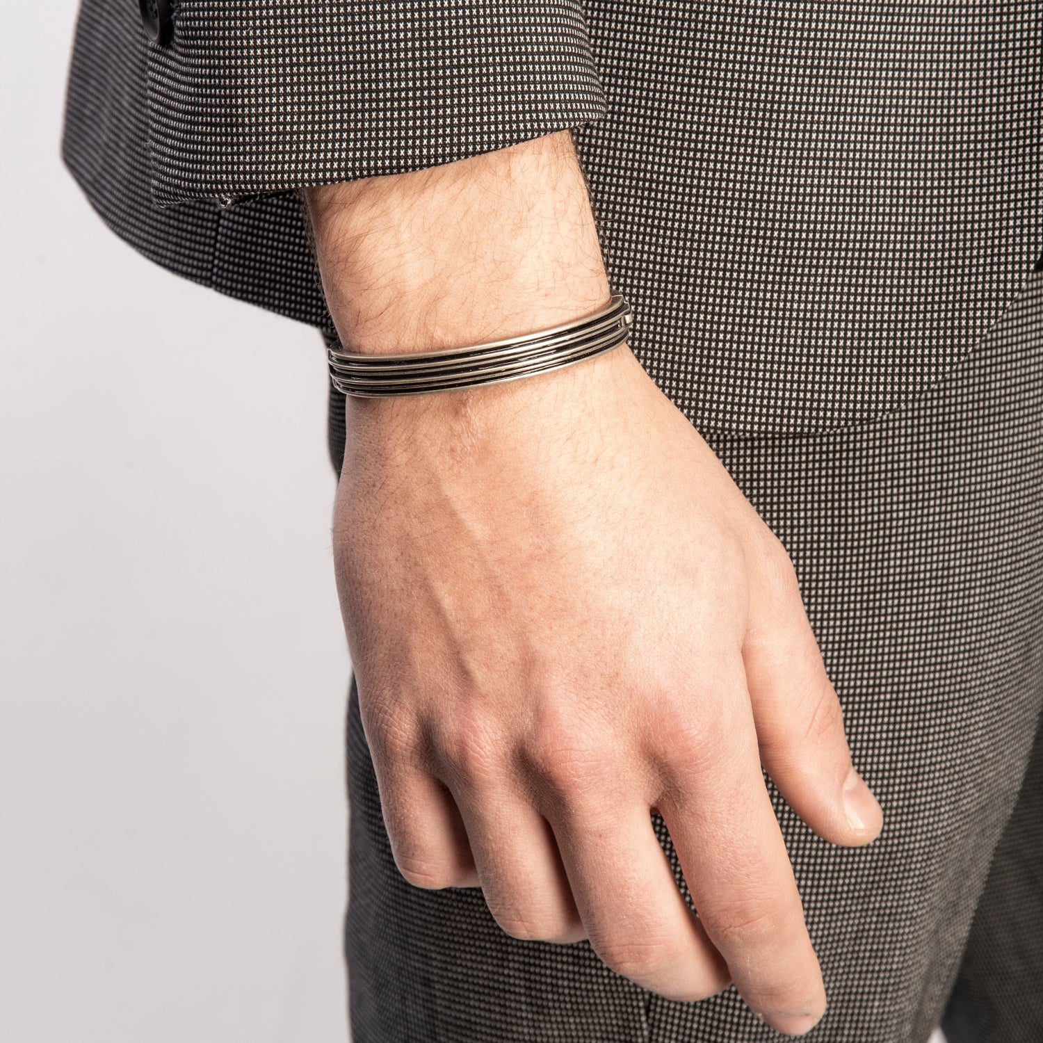 ACIES Bracciale in argento ossidato con smalto nero