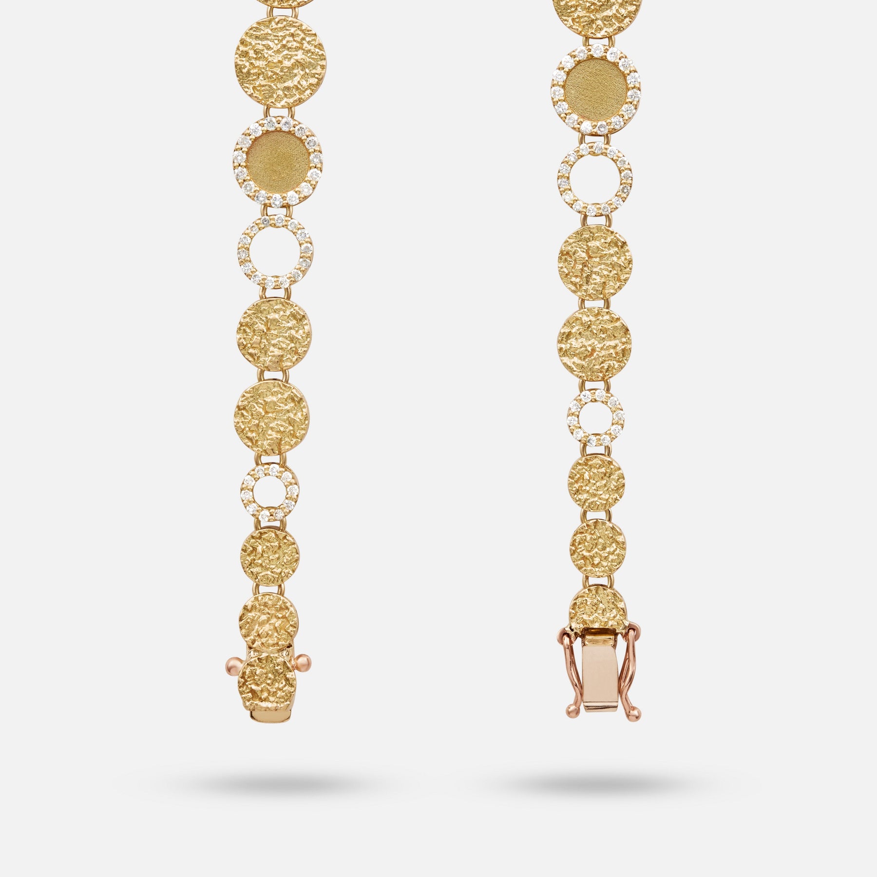 Close-up image of the Frammenti Cascade Bracelet, crafted in 18K yellow gold with alternating round textured links and open circular links adorned with white diamonds, shown with its clasp open and closed.