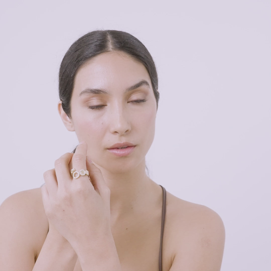 Video showcasing the Frammenti Yellow Gold and White Diamonds Ring in 18K matte gold, worn by a model in soft natural lighting.