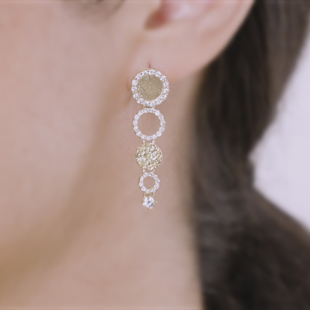 Video showcasing the Frammenti Cascade Earrings in 18K matte gold, worn by a model in soft natural lighting.