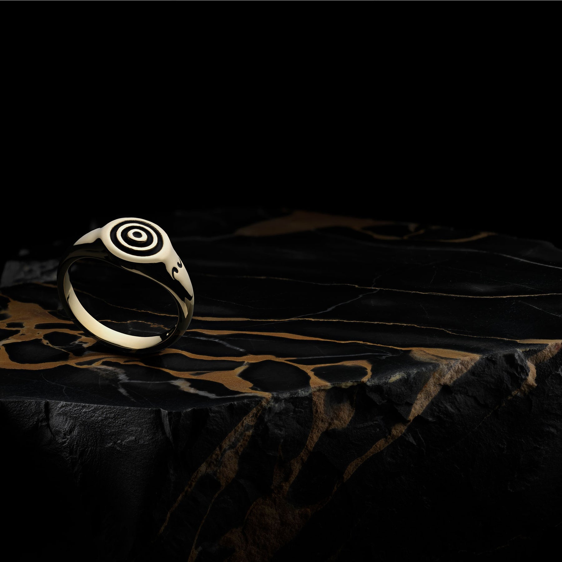 ACIES Ipnotic Signet Ring