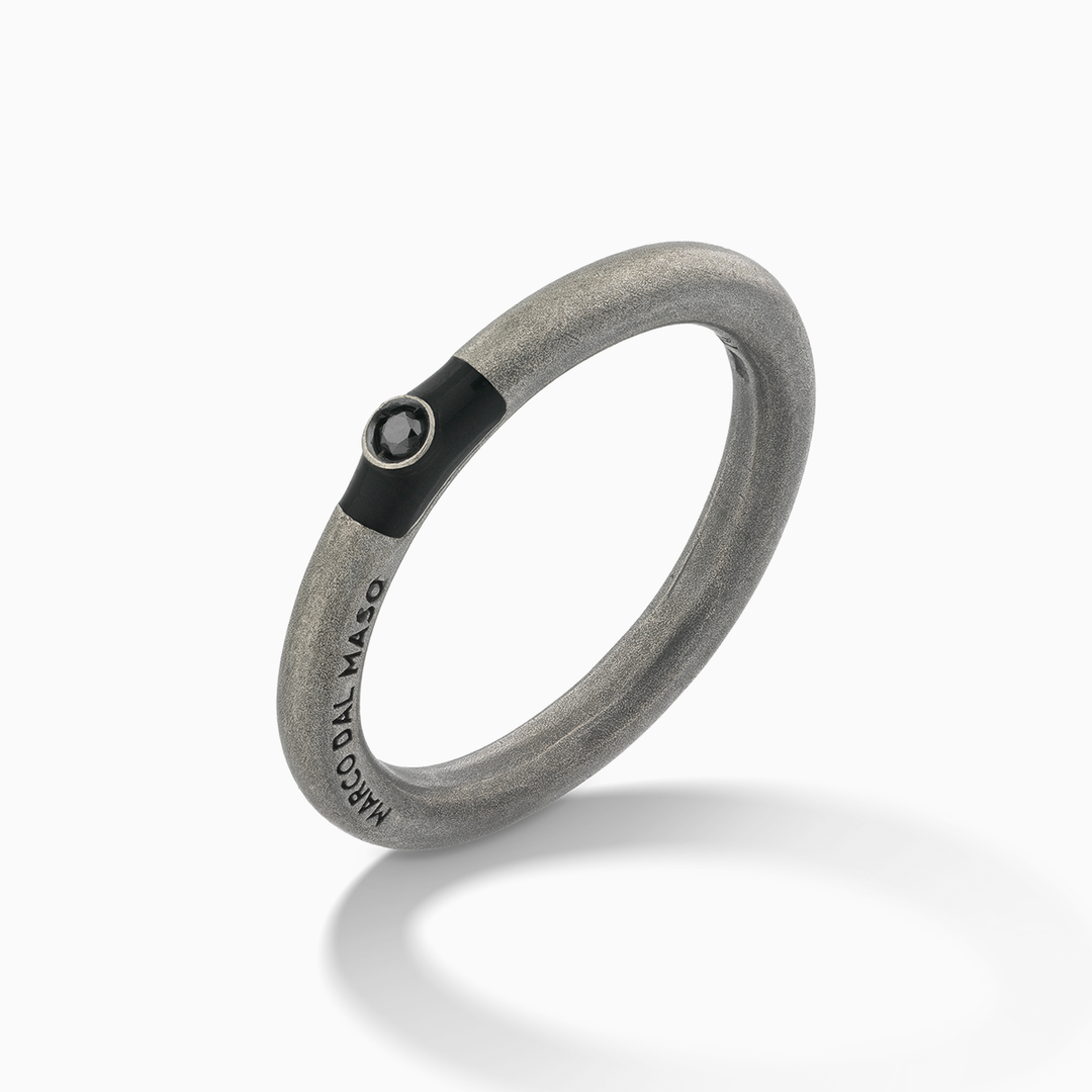 ULYSSES Slick oxidierter Ring mit schwarzem Diamanten und schwarzem Emaille