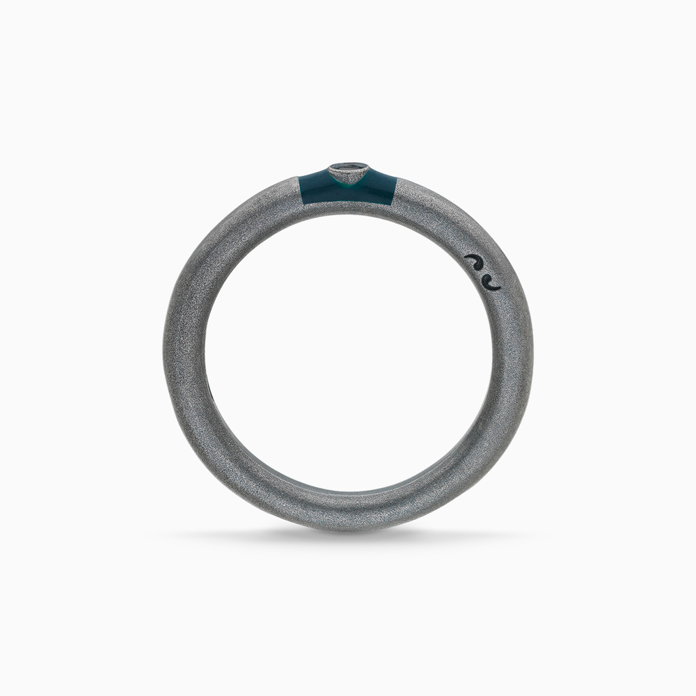 ULYSSES Slick oxidierter Ring mit schwarzem Diamanten und grünem Emaille