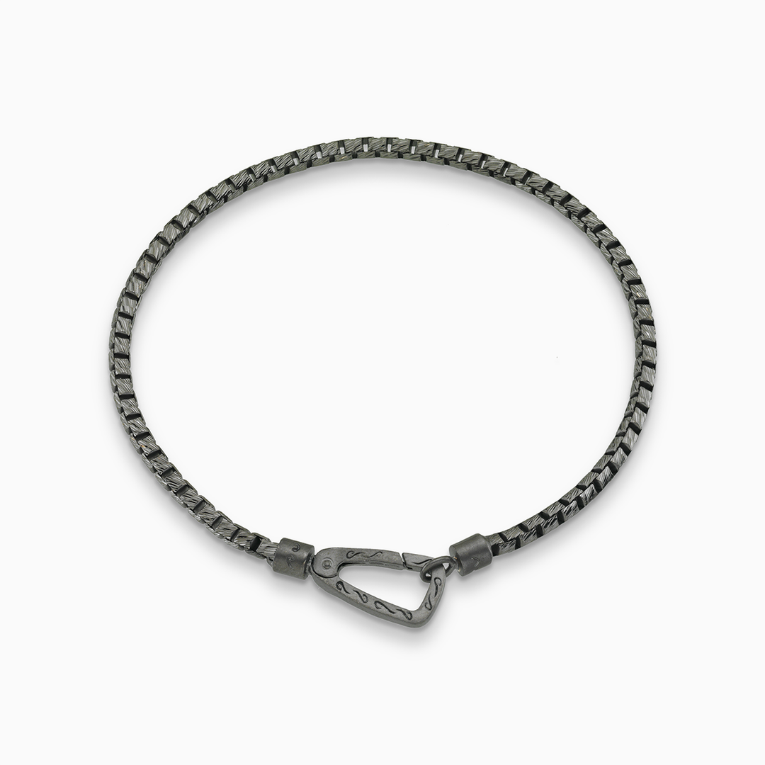 Geschnitztes Mini-Röhrenarmband von Ulysses mit brüniertem Silber