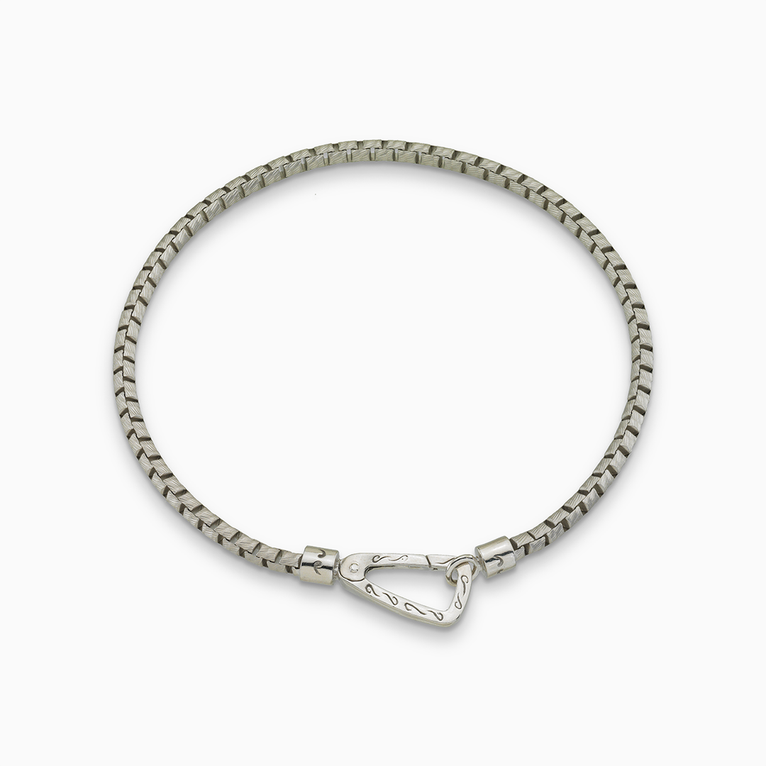 Geschnitztes Mini-Rohrarmband „Ulysses“ mit mattiertem Sterlingsilber