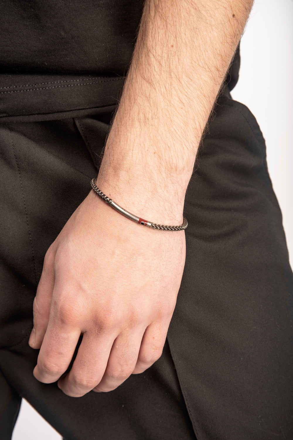 Oxidiertes Ulysses-Kettenarmband mit schwarzem Diamanten und rotem Email