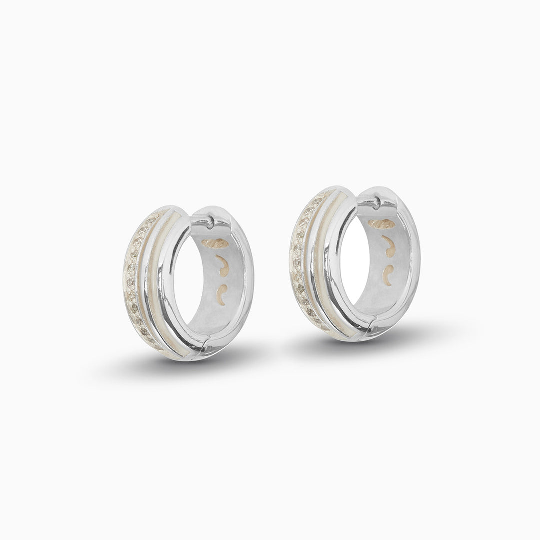 Orecchini ACIES Triple White in argento lucido con diamanti bianchi e smalto avorio