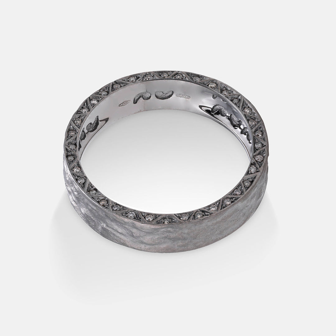 Marco Dal Maso Men Manawa Pavé Edge Diamond Ring showcasing a sleek band with pavé-set diamonds and a modern design.