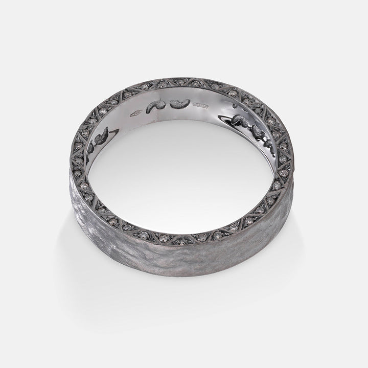 Marco Dal Maso Men Manawa Pavé Edge Diamond Ring showcasing a sleek band with pavé-set diamonds and a modern design.