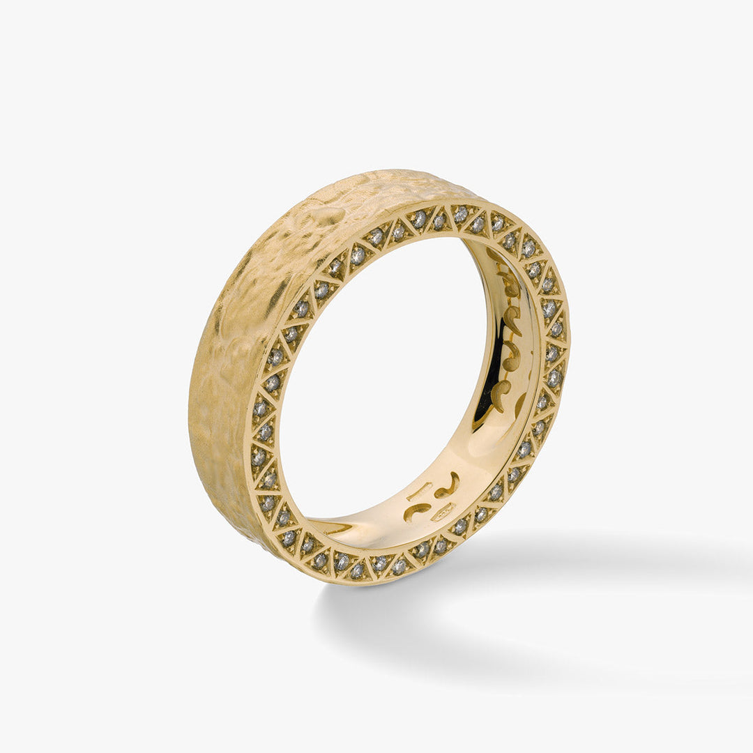 Marco Dal Maso Men Manawa Pave Edge Diamond Ring featuring a sleek design and sparkling pavé-set diamonds.