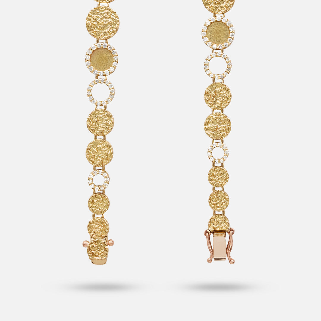 Close-up image of the Frammenti Cascade Bracelet, crafted in 18K yellow gold with alternating round textured links and open circular links adorned with white diamonds, shown with its clasp open and closed.