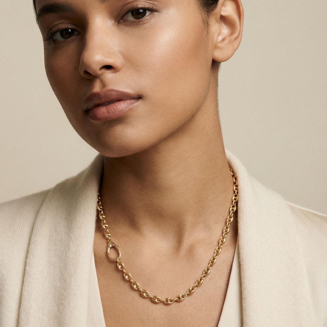 ULYSSES Marine Chain in matte and polished 18K yellow gold, worn around the neck by a model.