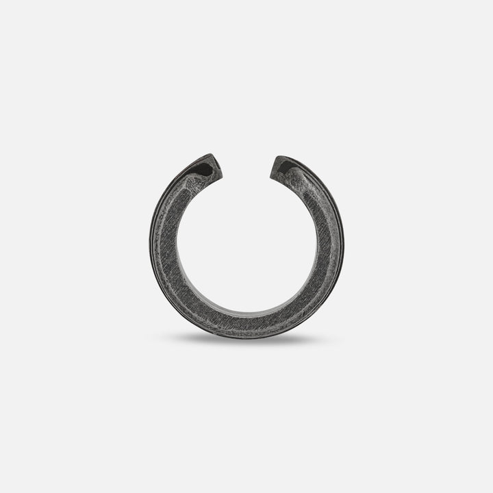 Frontal capture of open loop featuring dark inlay on flat stage.