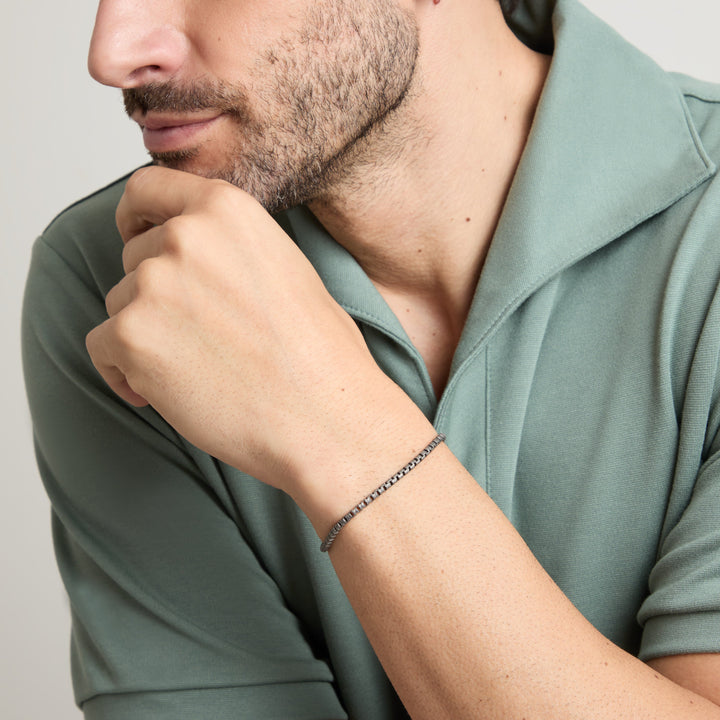 Side profile of box chain displayed with a sage green polo shirt.